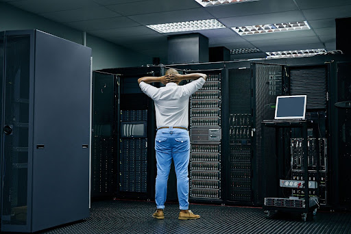 IT expert working on which server recycling path to use